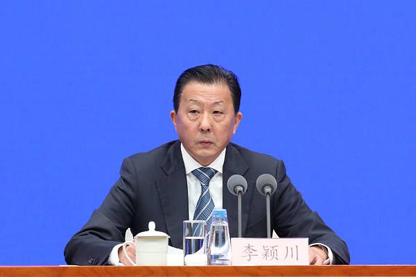 雨中的邻家女人