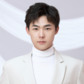 他掀开裙子把舌头伸进去gif
